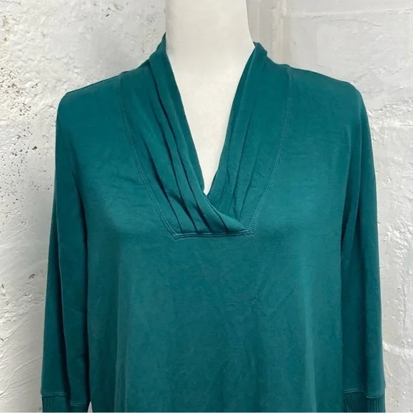 Soft Surroundings long sleeve butter soft material front kangaroo pocket Medium - Picture 2 of 9